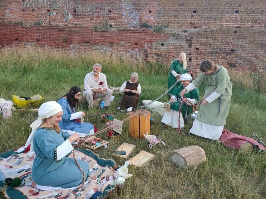 Koło. Grupa rekonstrukcyjna odtwarza życie średniowiecznych mieszkańców miasta