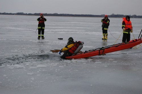 Leszno: Nurkowie zeszli pod lód na Jeziorze Dominickim, by szukać zatopionego auta [ZDJĘCIA]
