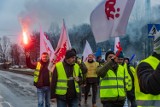 Związkowcy zaprotestowali pod bramami kombinatu w Nowej Hucie. Sprzeciwiają się decyzjom ArcelorMittal