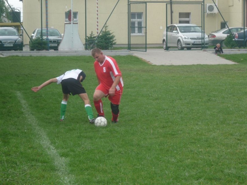 Mecz pomiędzy Sunny Boys Zdziechowa (czerwone koszulki) a No...
