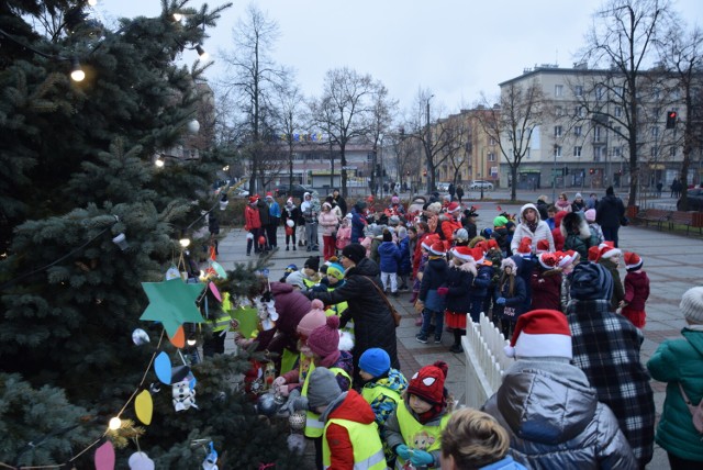 Dzieci ubrały choinkę na Placu Orląt Lwowskich