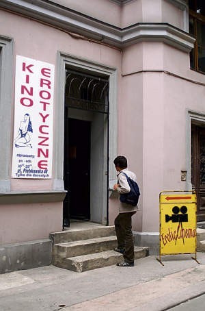Najstarsze kino erotyczne w Łodzi zniknęło z posesji przy ul. Piotrkowskiej.