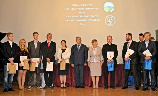 Tradycyjną galę podsumowująca mijający rok szkolny zorganizowano w auli II LO im. Królowej Jadwigi. Wzięli w niej udział uczniowie i nauczyciele ze szkół prowadzonych przez powiat inowrocławski