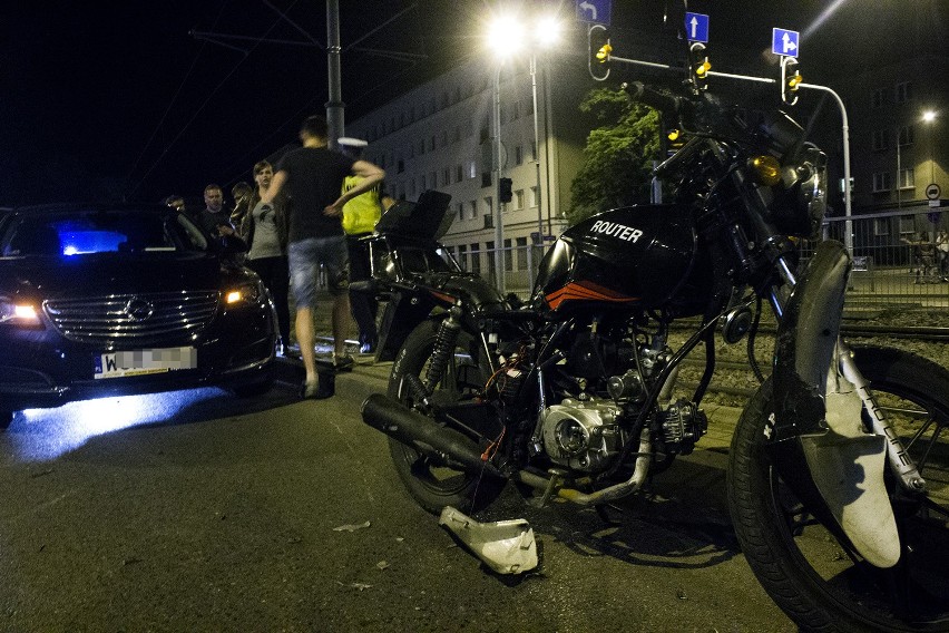 Wypadek na Lutomierskiej w Łodzi. Zderzenie motocyklu z samochodem [ZDJĘCIA] 
