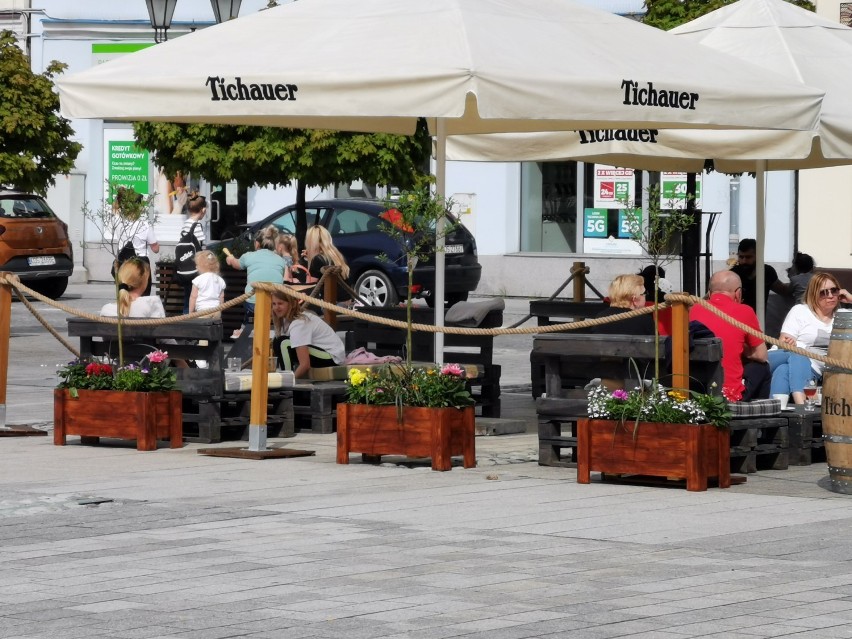 Oświęcim. Tłoczno na Rynku. Ogródki gastronomiczne cieszą się dużą popularnością. Znów można w nich posiedzieć, zjeść i napić się ZDJĘCIA