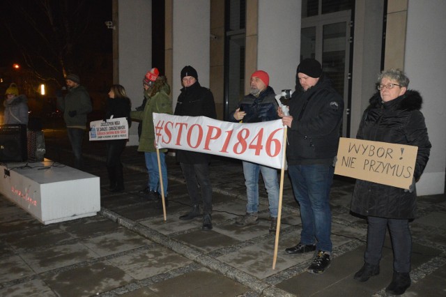 Protest mieszkańców Zduńskiej Woli w sprawie szczepień przeciw Covid-19