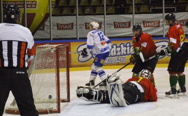 Wojciech Wojtarowicz strzela piątą bramkę dla Unii, w meczu hokejowej ekstraklasy, rozegranym w Oświęcimiu, a wygranym przez gospodarzy z Naprzodem Janów 6:2.