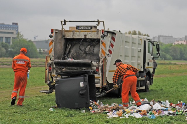 W poniedziałek nad Wartą pojawiły się śmieciarki.