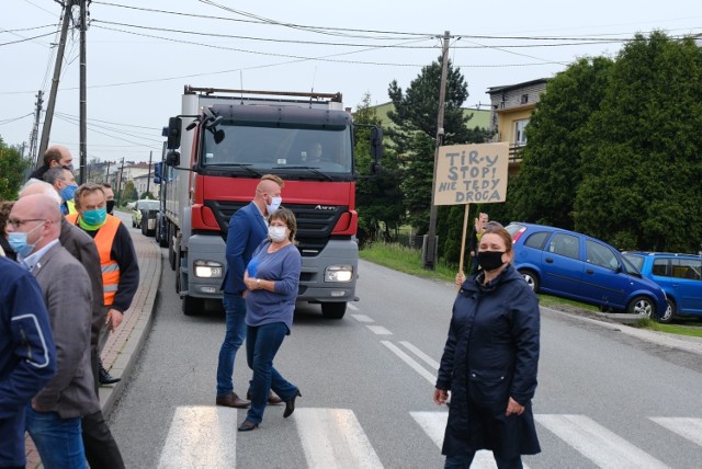 Mieszkańcy Sławkowa wielokrotnie protestowali już przeciwko brakowi odpowiedniej drogi dla tirów do Euroterminala. Codziennie pod ich oknami, podobnie jak w Strzemieszycach, jeżdżą setki ogromnych samochodów

Zobacz kolejne zdjęcia/plansze. Przesuwaj zdjęcia w prawo - naciśnij strzałkę lub przycisk NASTĘPNE