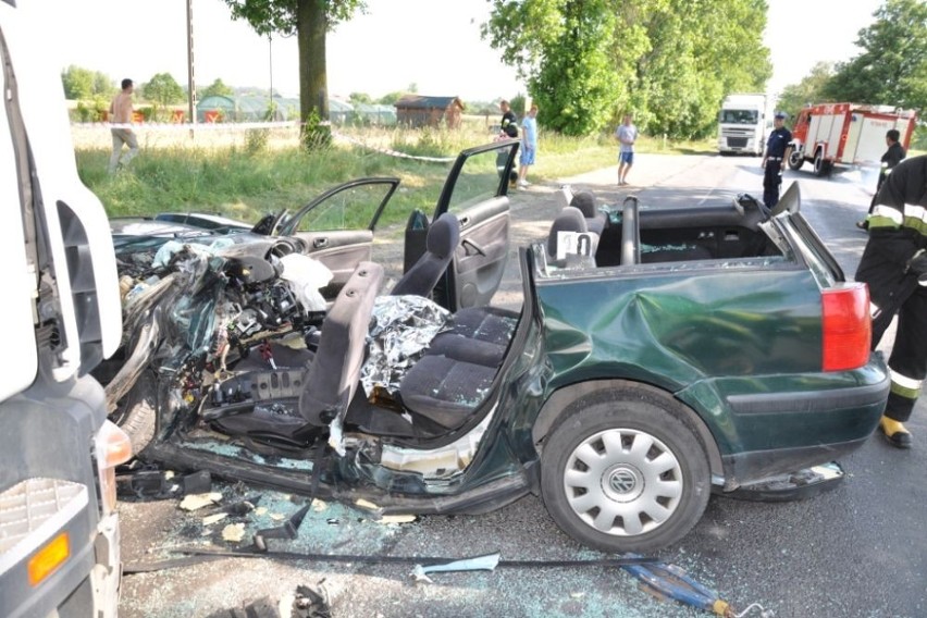 Poważny wypadek w Łochocinie. Młody kierowca walczy o życie w szpitalu [ZDJĘCIA]