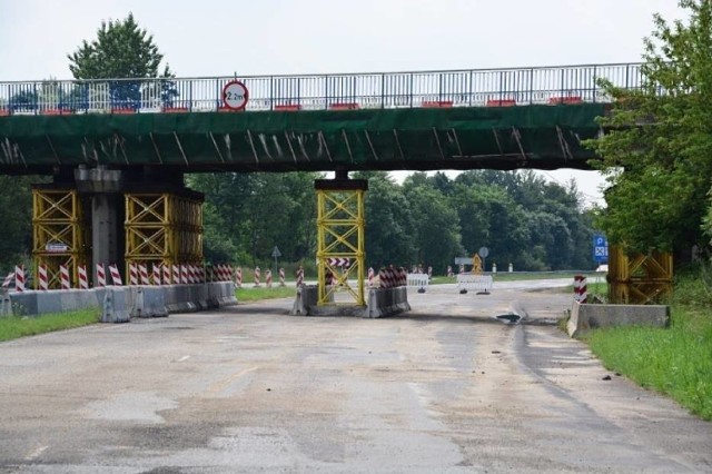 Wiadukt w Ujejscu był już wcześniej podpierany, ale teraz zmieniono sposób podpierania, co pozwoliło na ruch samochodów górą