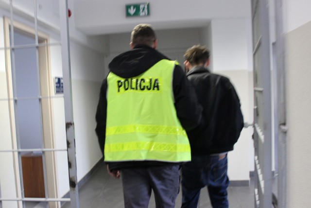 Tymczasowo aresztowano 40-latka z powiatu inowrocławskiego podejrzanego o spowodowanie środowego karambolu na autostradzie A1 w pobliżu Torunia. Zginęła w nim jedna osoba.

CZYTAJ DALEJ NA KOLEjNYCH STRONACH >>>>