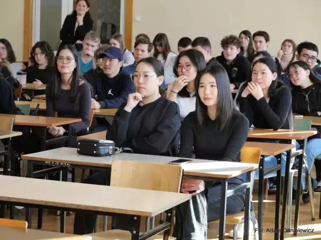 W zajęciach w VI Liceum Ogólnokształcące imienia Jana Kochanowskiego w Radomiu uczestniczyli studenci z Mongolii.