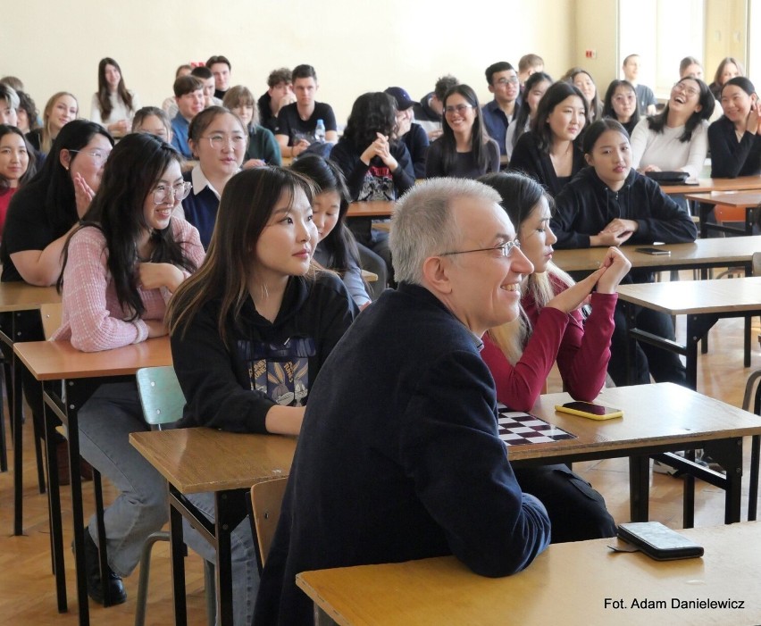 Studenci z Mongolii odwiedzili VI Liceum Ogólnokształcące imienia Jana Kochanowskiego w Radomiu