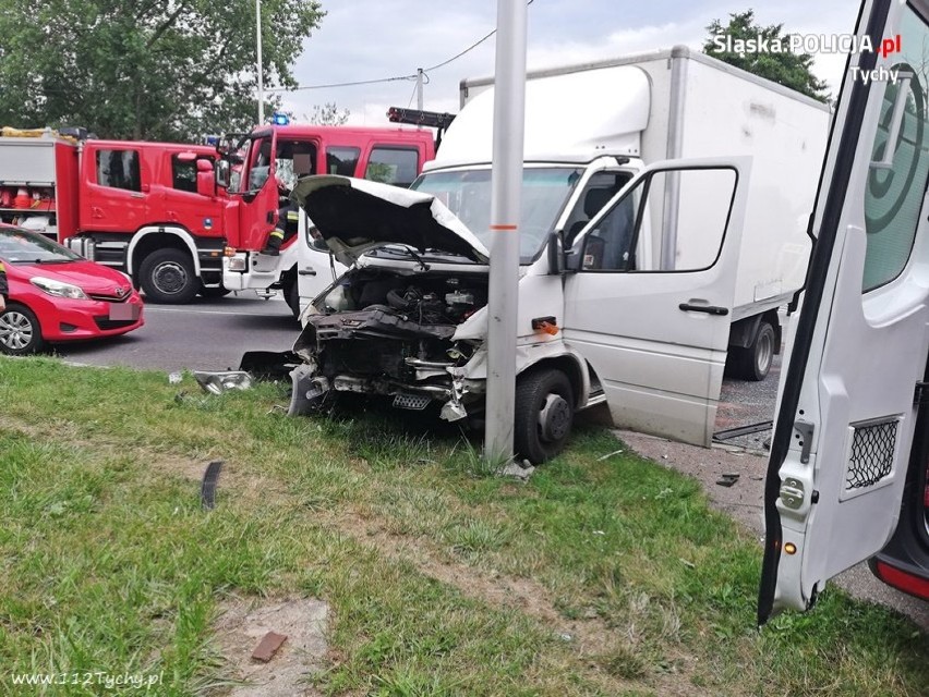 Wypadek w Tychach. Mercedes nie ustąpił pierwszeństwa, małżeństwo w szpitalu [ZDJĘCIA]