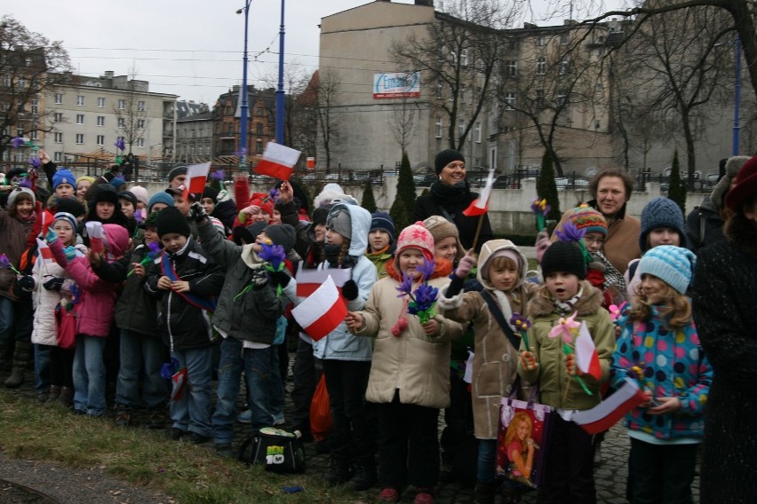 Młodzi Melomani przyszli na manifestację z transparentami