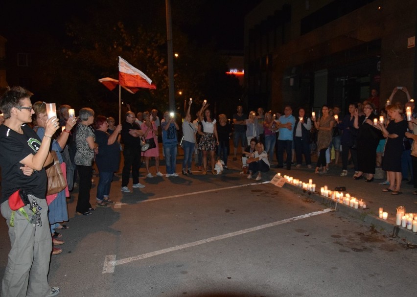 Mieszkańcy Sandomierza demonstrują w obronie wolnych sądów   
