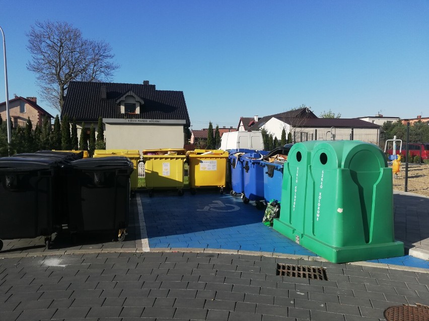 Problematyczny odbiór śmieci przy Azaliowej w Pruszczu Gdańskim. Wiata jest, ale nie można z niej korzystać