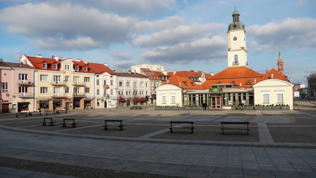 Krajobraz Białegostoku, gdy miasto znalazło się w czerwonej strefie zagrożenia. Stolica województwa podlaskiego wyglądała jak miasto duchów. To wymowny widok.