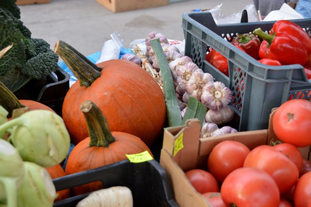 Takie sezonowe owoce i warzywa kupisz na Targowisku Miejskim "Mój Rynek" w Sępólnie Krajeńskim.