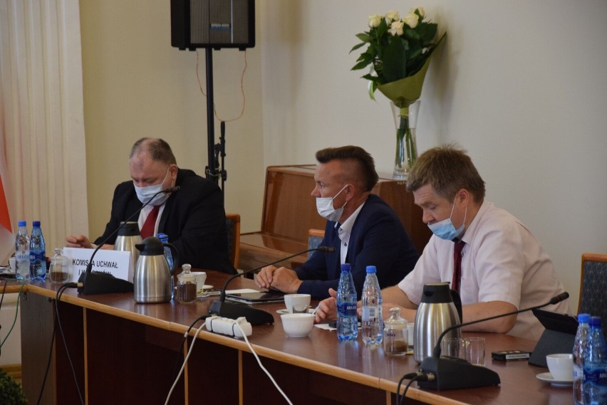 Posiedzenie Rady Powiatu w Wieluniu z udziałem posła Pawła Rychlika. Podziękowaniom nie było końca ZDJĘCIA