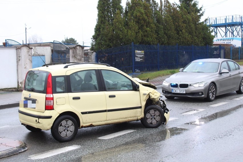 Kraksa na ulicy Sieradzkiej w Wieluniu. Dwie osobówki zderzyły się w rejonie skrzyżowania z Kolejową 