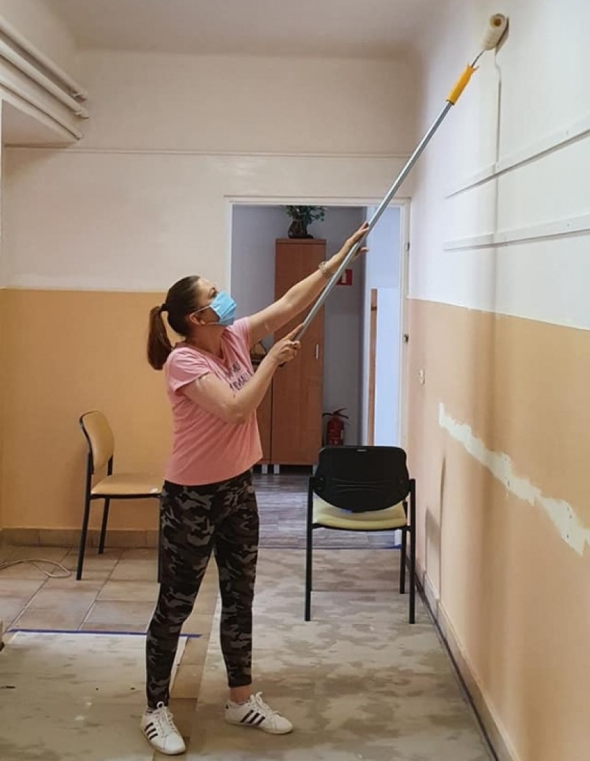 Pracownicy Warsztatu Terapii Zajęciowej w Rejowcu Fabrycznym  sami  odnawiają pomieszczenia