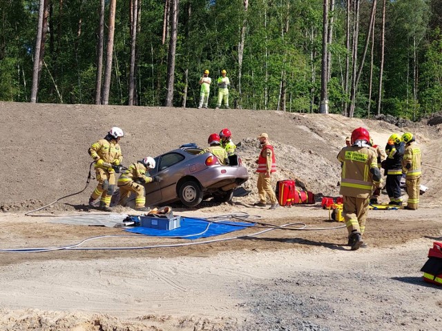 Wydobycie ofiar z pojazdu przy pomocy narzędzi hydraulicznych