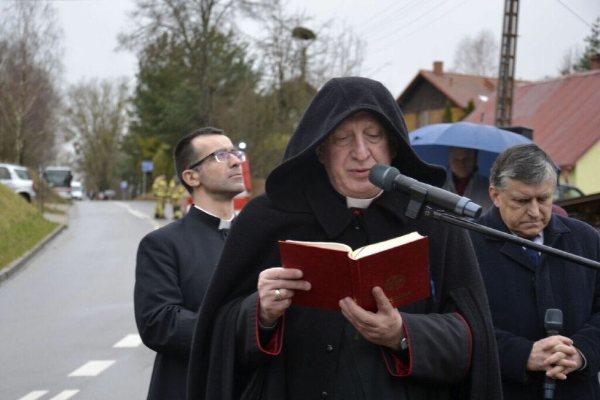 Poświęcenie krzyża w Piechowicach. Historia krzyża w tym miejscu jest zapisana w sercach mieszkańców
