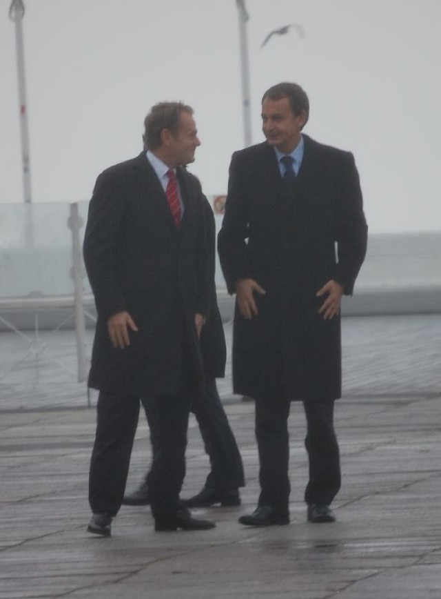 Przywitanie premiera Hiszpanii Jose Luisa Rodrigeza Zapatero przez premiera Donalda Tuska. Fot: Artur Hossa