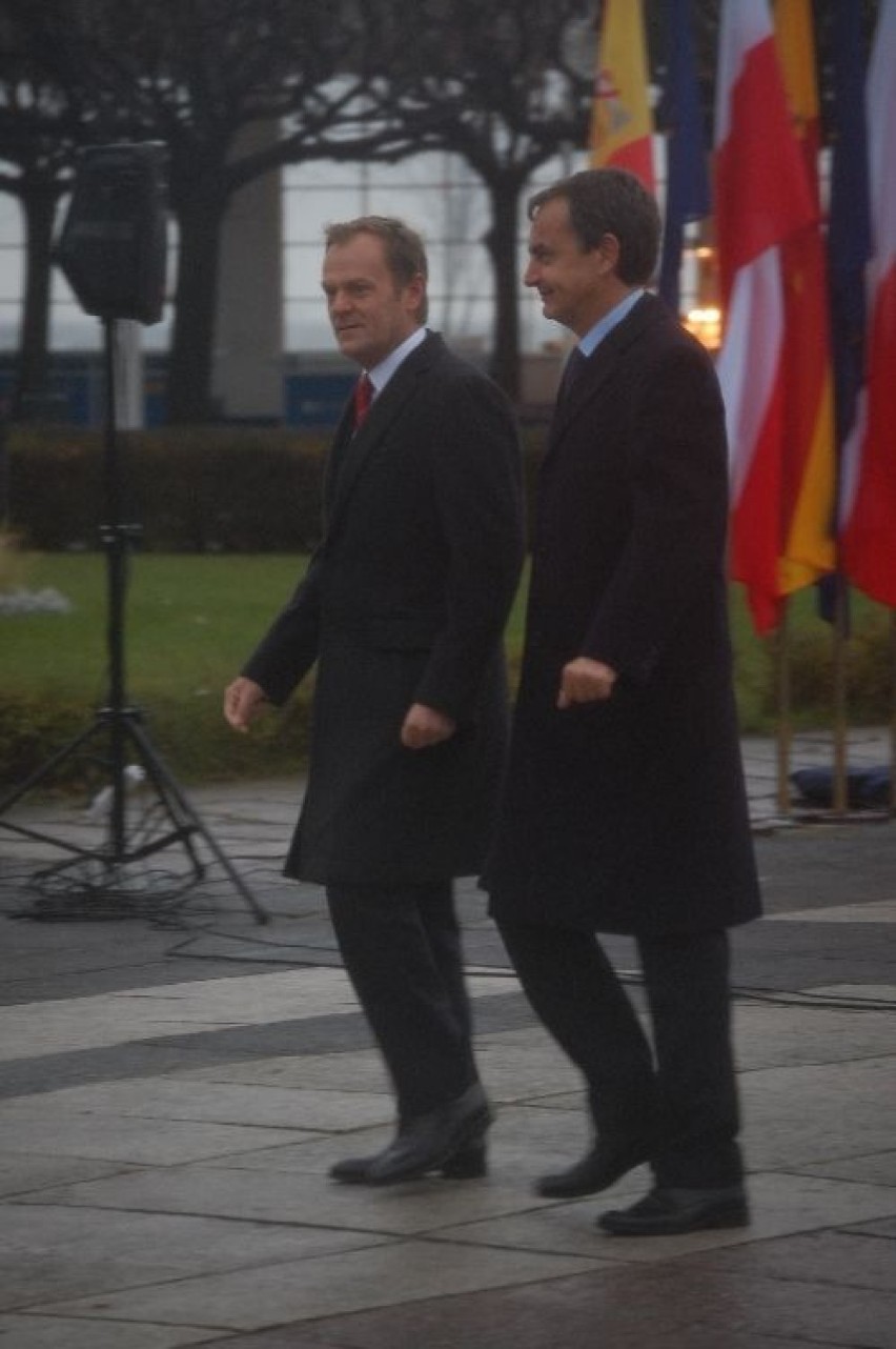 Premierzy Polski i Hiszpanii, udający się na wspólne rozmowy...