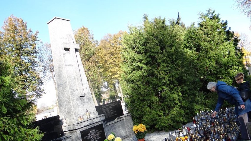 Dzień Zaduszny na starym cmentarzu w Zduńskiej Woli [FOTO]