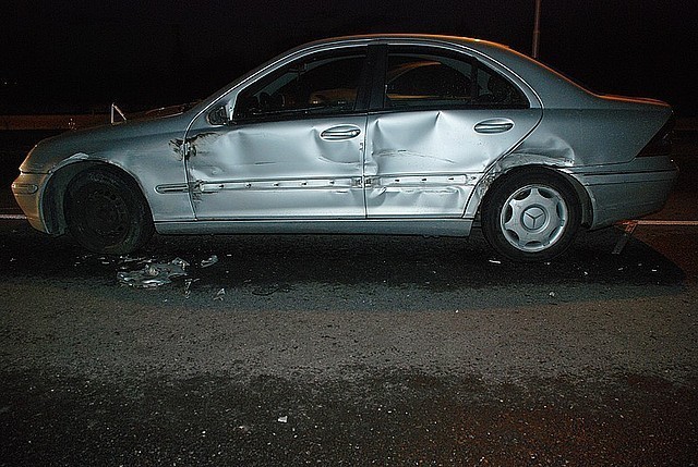 Ze wstępnych ustaleń na miejscu zdarzenia wynika, że kierujący samochodem ciężarowym marki Volvo z naczepą, 41-letni mieszkaniec Rzeszowa, jadąc lewym pasem ulicy Warszawskiej od centrum Rzeszowa w kierunku Zaczernia podczas zmiany pasa ruchu zdarzył się z samochodem osobowym mercedes, kierowanym przez  47-letniego mieszkańca Głogowa Małopolskiego.
 

