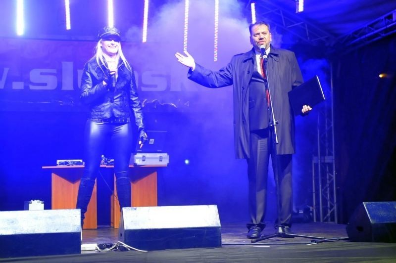 Sylwester w Słupsku: Słupszczanie przywitali Nowy Rok na placu przed ratuszem [FOTO+FILM]