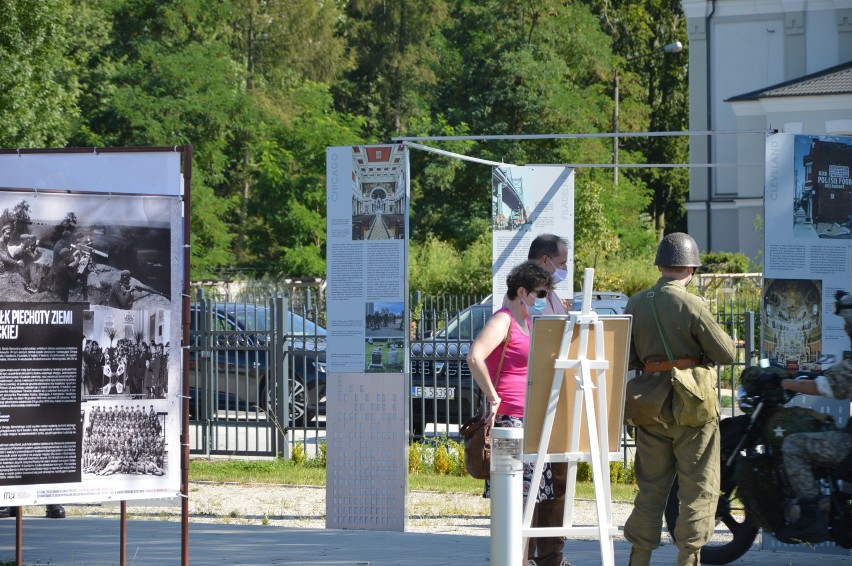Historyczne wojska opanowały Muzeum w Skierniewicach. Uśmiechy żołnierek i sprzęt wojskowy - było co zobaczyć! [ZDJĘCIA]