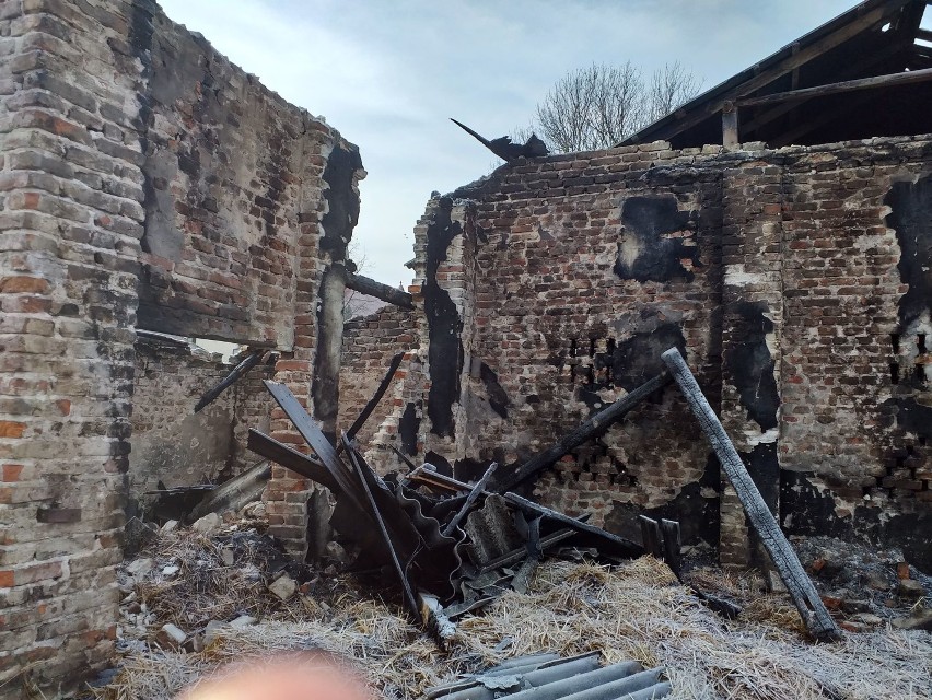 Pożar w gm. Złoczew. Jest zbiórka dla poszkodowanej rodziny [FOTO]