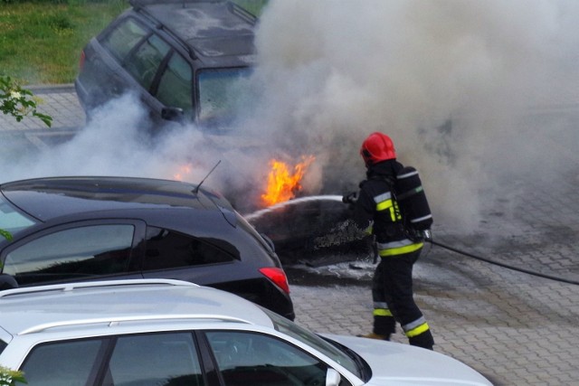 Pożar samochodu w Opolu. Audi zapaliło się na osiedlowym parkingu przy ul. Sieradzkiej