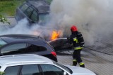 Pożar samochodu w Opolu. Audi zapaliło się na osiedlowym parkingu przy ul. Sieradzkiej