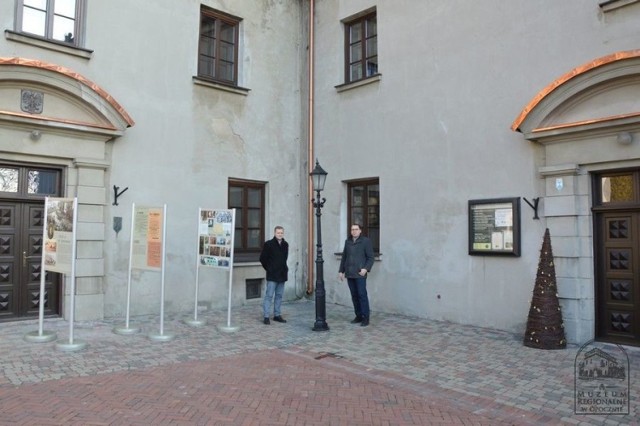 Na zdjęciach dyrektor Muzeum Regionalnego w Opocznie Adam Grabowski oraz zastępca burmistrza Opoczna Tomasz Łuczkowski.