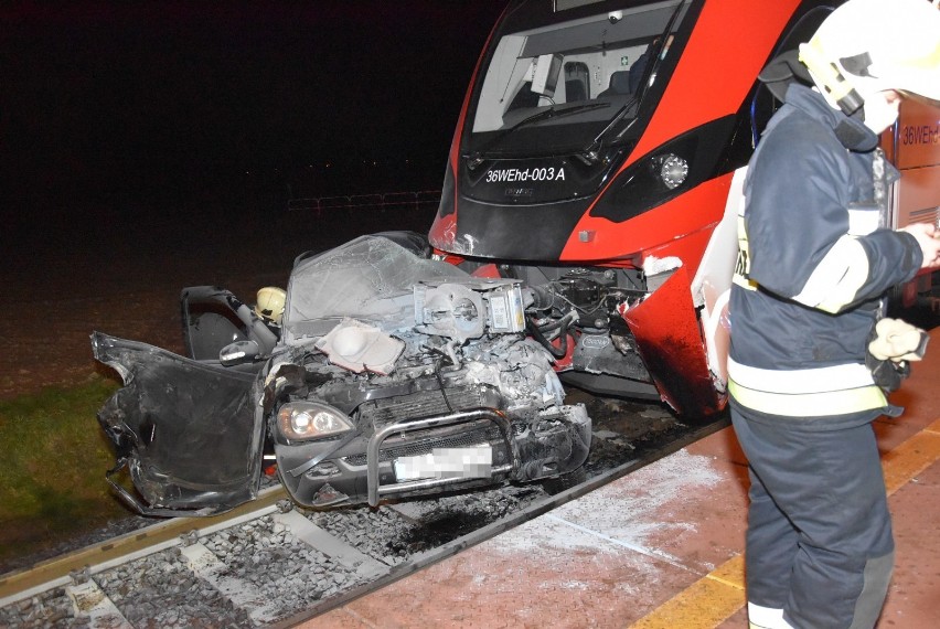 Kotowo: Wypadek na przejeździe kolejowym. Samochód osobowy wjechał pod pociąg