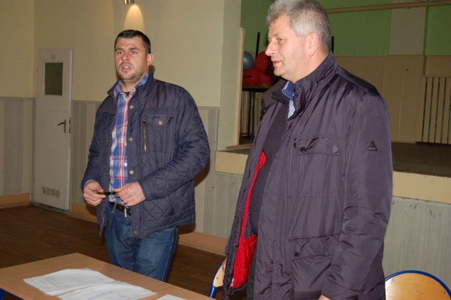 Zebranie wiejskie w Turowie w roku 2013 – z prawej wójt Ryszard Jasionas, obok sołtys Mariusz Bagiński 