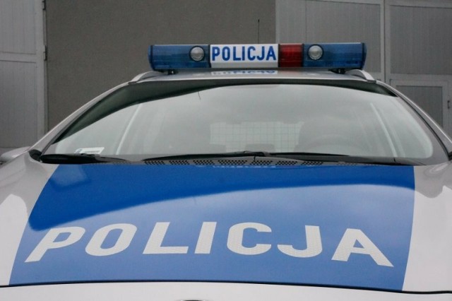 Policjanci uniemożliwili dalszą jazdę nieodpowiedzialnemu kierowcy z Dąbrowy Górniczej

Zobacz kolejne zdjęcia/plansze. Przesuwaj zdjęcia w prawo naciśnij strzałkę lub przycisk NASTĘPNE