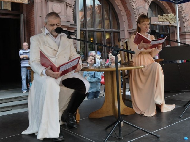 Tak wyglądało czytanie "Pana Tadeusza" na toruńskim Rynku. W tym roku czytamy dzieła Sienkiewicza