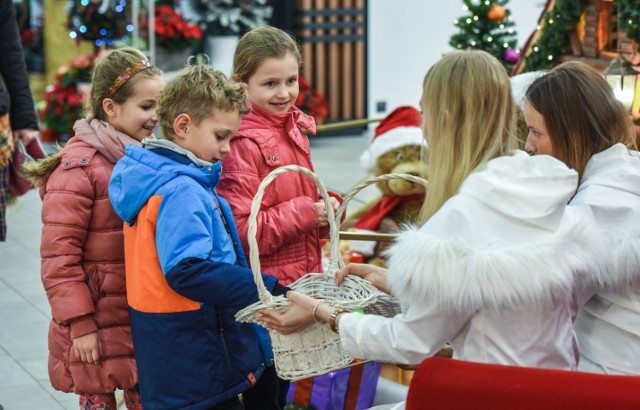 W Centrum Handlowym Rondo znów dzisiaj pojawił się Święty Mikołaj i jego pomocnice - Śnieżynki. - Grudzień to nie tylko gorączka przedświątecznych zakupów, ale także czas radości i oczekiwania przez dzieci na Świętego Mikołaja - Joanna Sawośko-Duda, dyrektor Centrum Handlowego RONDO. Każdy mógł zrobić sobie zdjęcie z niecodziennymi gośćmi galerii, szepnąć mu na ucho, co chciałby dostać w prezencie 24 grudnia, a dla najgrzeczniejszych klientów Święty Mikołaj przewidział słodkie upominki, które osłodzą czas oczekiwania na prezenty pod choinką.