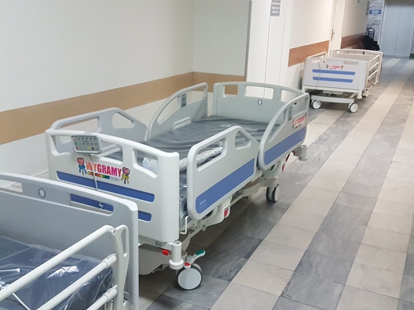 Łóżka od WOŚP dla pacjentów z COVD-19 trafią do Tomaszowskiego Centrum Zdrowia [ZDJĘCIA]