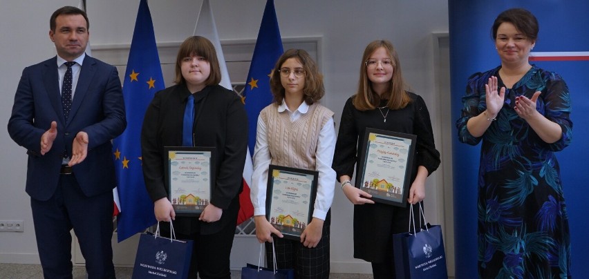 Matylda Kamińska (pierwsza uczennica z prawej strony) zajęła 2. miejsce w konkursie plastycznym "Z rodziną najlepiej"