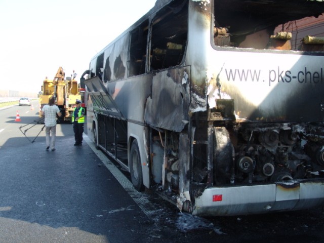 Dochodziła godzina 7, gdy rozbudzone po nocnej podróży dzieci zauważyły dym, wydobywający się z tyłu autokaru. Opiekunki zaalarmowały kierowcę, który zjechał na pas awaryjny autostrady A1. Kiedy pasażerów wyprowadzono z pojazdu, ten zaczął płonąć.
-&nbsp;Paniki nie było - zapewnia Maria Koszyk, jedna z opiekunek kolonii. - Kierowcy chwycili gaśnice, a my odprowadziłyśmy dzieci na bezpieczną odległość.

– Na miejsce, a był to 182 kilometr autostrady A 1, czyli okolice małej wioski Kałęczynek, najszybciej dotarła jednostka Państwowej Straży Pożarnej z Aleksandrowa Kujawskiego – relacjonuje kapitan Magdalena Jaworska z Miejskiej Komendy PSP we Włocławku. – Chwilę później znalazły się tam, mające dłuższą trasę do pokonania, dwa wozy gaśnicze PSP z naszej, czyli włocławskiej Jednostki Ratowniczo Gaśniczej PSP. Działania wsparły dwie ochotnicze straże pożarne z Brześcia Kujawskiego i Machnacza.