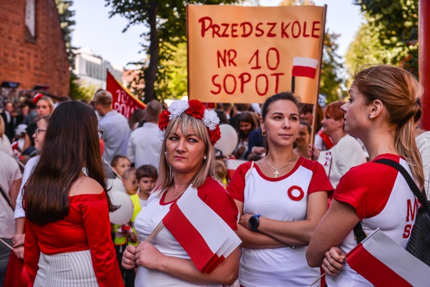 Barwna "Parada Niepodległościowa" zainaugurowała rok szkolny w Sopocie [ zdjęcia]