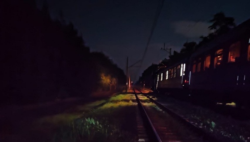 Zerwana trakcja kolejowa pomiędzy Popielowem, a Karłowicami.