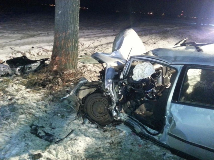 Wypadek na DK 32: Samochód uderzył w drzewo